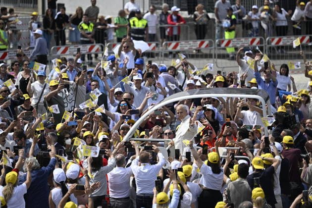 May 23, 2026, Acerra: The Pope leaves Acerra Cathedral and heads in the popemobile to Piazza Calipari, where thousands of faithful have been waiting since the early hours of the morning. In Acerra s cathedral, Leo XIV spent a long time with the parents of numerous children and young people who have died from diseases related to environmental pollution. Also present were several young people who are still battling cancer. Acerra, May 23, 2026. ANSA CESARE ABBATE Acerra  - ZUMAa110 20260523_zaf_a110_005 Copyright: xAnsax xCesarexAbbatex