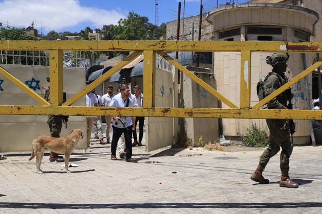 Israeli forces block entrances with iron barriers during settler raid in Hebron HEBRON, PALESTINE - MAY 23: Israeli settlers, under the protection of Israeli forces, raid the Old City area of Hebron in the southern West Bank, Palestine, on May 23, 2026. Blocking entrances and exits with iron barriers during the raid, Israeli forces restricted the movement of Palestinians. Amer Shallodi Anadolu Hebron West Bank. Editorial use only. Please get in touch for any other usage.  Copyright: x2026xAnadoluxAmerxShallodix