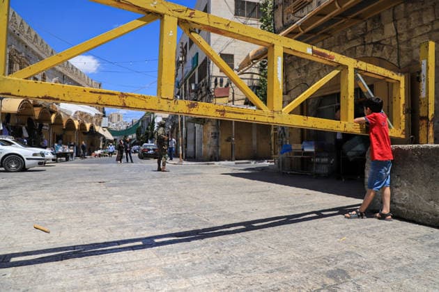 Israeli forces block entrances with iron barriers during settler raid in Hebron HEBRON, PALESTINE - MAY 23: Israeli settlers, under the protection of Israeli forces, raid the Old City area of Hebron in the southern West Bank, Palestine, on May 23, 2026. Blocking entrances and exits with iron barriers during the raid, Israeli forces restricted the movement of Palestinians. Amer Shallodi Anadolu Hebron West Bank. Editorial use only. Please get in touch for any other usage.  Copyright: x2026xAnadoluxAmerxShallodix