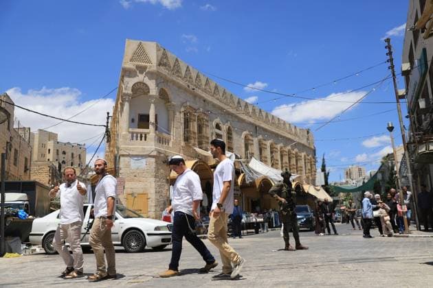 Israeli forces block entrances with iron barriers during settler raid in Hebron HEBRON, PALESTINE - MAY 23: Israeli settlers, under the protection of Israeli forces, raid the Old City area of Hebron in the southern West Bank, Palestine, on May 23, 2026. Blocking entrances and exits with iron barriers during the raid, Israeli forces restricted the movement of Palestinians. Amer Shallodi Anadolu Hebron West Bank. Editorial use only. Please get in touch for any other usage.  Copyright: x2026xAnadoluxAmerxShallodix