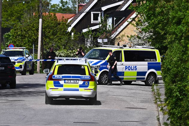 STOCKHOLM, SVERIGE 20260523 Polis pa plats efter att tre personer har skottskadats vid en villa i Älvsjö. Tva personer har lindrigare skador, medan en initialt bedöms vara allvarligare skadad. En misstänkt är gripen och ett arbete pagar för att ta reda pa mer om vad som hänt. STOCKHOLM SVERIGE x10090x *** STOCKHOLM, SWEDEN 20260523 Police on the scene after three people have been shot at a villa in Älvsjö Two people have minor injuries, while one is initially thought to be more seriously injured A suspect has been arrested and work is underway to find out more about what happened STOCKHOLM SWEDEN x10090x  Copyright: xClaudioxBresciani TTx SKOTTLOSSNING ÄLVSJÖ IiKfEFZSc44