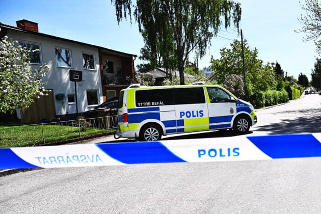 STOCKHOLM, SVERIGE 20260523 Polis pa plats efter att tre personer har skottskadats vid en villa i Älvsjö. Tva personer har lindrigare skador, medan en initialt bedöms vara allvarligare skadad. En misstänkt är gripen och ett arbete pagar för att ta reda pa mer om vad som hänt. STOCKHOLM SVERIGE x10090x *** STOCKHOLM, SWEDEN 20260523 Police on the scene after three people have been shot at a villa in Älvsjö Two people have minor injuries, while one is initially thought to be more seriously injured A suspect has been arrested and work is underway to find out more about what happened STOCKHOLM SWEDEN x10090x  Copyright: xClaudioxBresciani TTx SKOTTLOSSNING ÄLVSJÖ ZBuhhF5zoTc