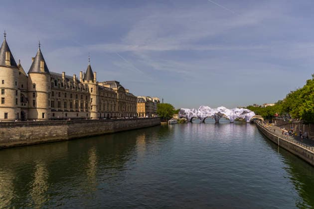 Paris, France May 23, 2026 - The Seine flows beneath JR s artwork titled La Caverne du Pont-Neuf on May 23, 2026 in Paris, France. In homage to the work by Christo and Jeanne-Claude, who wrapped the Pont-Neuf in 1985, the artist JR is currently installing the world™s largest immersive artwork, La Caverne du Pont-Neuf, which measures 120 meters long, 20 meters wide, and between 12 and 18 meters high. ARTISTE JR, ART, INSTALLATION ARTISTIQUE, ILLUSTRATION, PAYSAGE URBAIN, PONT NEUF, MONUMENT, VUE DE PARIS, OEUVRE D ART MONUMENTALE EPHEMERE, INSOLITE, ARCHITECTURE  Copyright: xVincentxIsorex