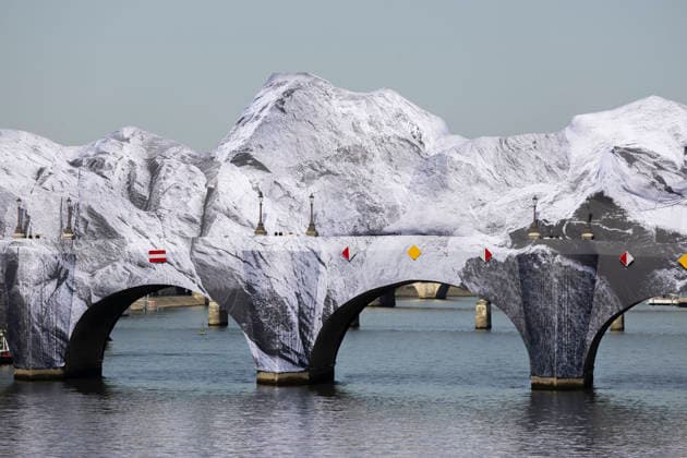 Paris, France May 23, 2026 - The Seine flows beneath JR s artwork titled La Caverne du Pont-Neuf on May 23, 2026 in Paris, France. In homage to the work by Christo and Jeanne-Claude, who wrapped the Pont-Neuf in 1985, the artist JR is currently installing the world™s largest immersive artwork, La Caverne du Pont-Neuf, which measures 120 meters long, 20 meters wide, and between 12 and 18 meters high. ARTISTE JR, ART, INSTALLATION ARTISTIQUE, ILLUSTRATION, PAYSAGE URBAIN, PONT NEUF, MONUMENT, VUE DE PARIS, OEUVRE D ART MONUMENTALE EPHEMERE, INSOLITE, ARCHITECTURE  Copyright: xVincentxIsorex