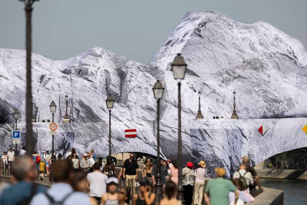 Paris, France May 23, 2026 - The Seine flows beneath JR s artwork titled La Caverne du Pont-Neuf on May 23, 2026 in Paris, France. In homage to the work by Christo and Jeanne-Claude, who wrapped the Pont-Neuf in 1985, the artist JR is currently installing the world™s largest immersive artwork, La Caverne du Pont-Neuf, which measures 120 meters long, 20 meters wide, and between 12 and 18 meters high. ARTISTE JR, ART, INSTALLATION ARTISTIQUE, ILLUSTRATION, PAYSAGE URBAIN, PONT NEUF, MONUMENT, VUE DE PARIS, OEUVRE D ART MONUMENTALE EPHEMERE, INSOLITE, ARCHITECTURE  Copyright: xVincentxIsorex