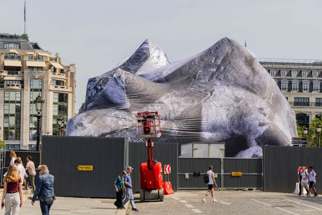 Paris, France May 23, 2026 - The Seine flows beneath JR s artwork titled La Caverne du Pont-Neuf on May 23, 2026 in Paris, France. In homage to the work by Christo and Jeanne-Claude, who wrapped the Pont-Neuf in 1985, the artist JR is currently installing the world™s largest immersive artwork, La Caverne du Pont-Neuf, which measures 120 meters long, 20 meters wide, and between 12 and 18 meters high. ARTISTE JR, ART, INSTALLATION ARTISTIQUE, ILLUSTRATION, PAYSAGE URBAIN, PONT NEUF, MONUMENT, VUE DE PARIS, OEUVRE D ART MONUMENTALE EPHEMERE, INSOLITE, ARCHITECTURE  Copyright: xVincentxIsorex