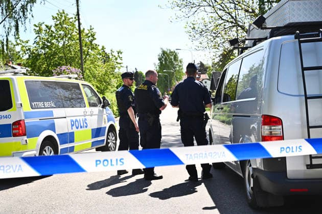 STOCKHOLM, SVERIGE 20260523 Polis och polisens kriminaltekniker pa plats efter att tre personer har skottskadats vid en villa i Älvsjö. Tva personer har lindrigare skador, medan en initialt bedöms vara allvarligare skadad. En misstänkt är gripen och ett arbete pagar för att ta reda pa mer om vad som hänt. STOCKHOLM SVERIGE x10090x *** STOCKHOLM, SWEDEN 20260523 Police and police forensic experts on the scene after three people have been shot at a villa in Älvsjö Two people have minor injuries, while one is initially considered to be more seriously injured A suspect has been arrested and work is underway to find out more about what happened STOCKHOLM SWEDEN x10090x  Copyright: xClaudioxBresciani TTx SKOTTLOSSNING ÄLVSJÖ CPkVOLzWNWU