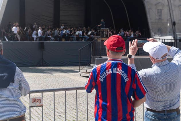 Berlin Germany 23rd May 2026 On the Bebelplatz in the centre of Berlin final preparations are made for the Staatsoper fur alle 2026 concert. Musical director Christian Thielemann puts the orchestra through its paces perfecting every nuance. Bayern Munchen fans in town for the final of the DFB Pokal enjoy the treat. unter der linden