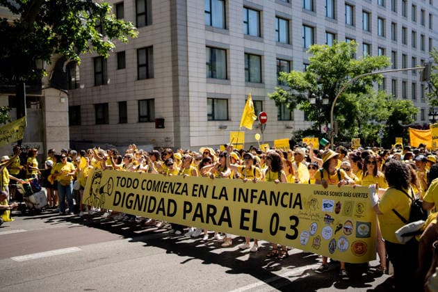 Demonstration for Early Childhood Education in Madrid Demonstrators carry a banner with the slogan Todo comienza en la infancia Dignidad para el 0 3 during a demonstration of early childhood education teachers on May 23, 2026, in Madrid Spain Early Childhood Education professionals from all over Spain march in Madrid to denounce the precariousness affecting the workforce and the quality of the education system and to demand a structural and urgent change in the first cycle of Early Childhood Education 0 3 years 23 MAY 2026 DEMONSTRATION PUBLIC EDUCATION Madrid Madrid Spain  Copyright: xGabrielxLuengasx 7544225