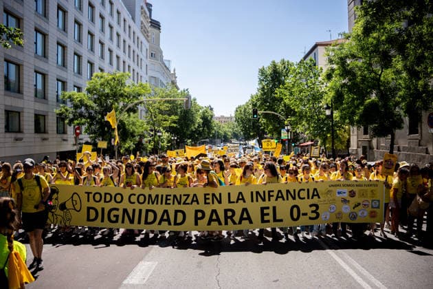 Demonstration for Early Childhood Education in Madrid Demonstrators carry a banner with the slogan Todo comienza en la infancia Dignidad para el 0 3 during a demonstration of early childhood education teachers on May 23, 2026, in Madrid Spain Early Childhood Education professionals from all over Spain march in Madrid to denounce the precariousness affecting the workforce and the quality of the education system and to demand a structural and urgent change in the first cycle of Early Childhood Education 0 3 years 23 MAY 2026 DEMONSTRATION PUBLIC EDUCATION Madrid Madrid Spain  Copyright: xGabrielxLuengasx 7544226