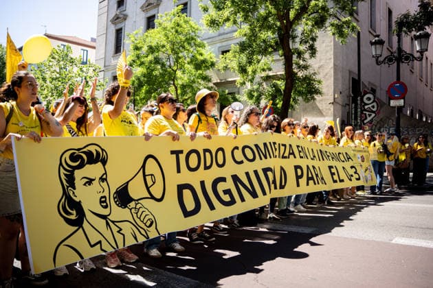 Demonstration for Early Childhood Education in Madrid Demonstrators carry a banner with the slogan Todo comienza en la infancia Dignidad para el 0 3 during a demonstration of early childhood education teachers on May 23, 2026, in Madrid Spain Early Childhood Education professionals from all over Spain march in Madrid to denounce the precariousness affecting the workforce and the quality of the education system and to demand a structural and urgent change in the first cycle of Early Childhood Education 0 3 years 23 MAY 2026 DEMONSTRATION PUBLIC EDUCATION Madrid Madrid Spain  Copyright: xGabrielxLuengasx 7544227