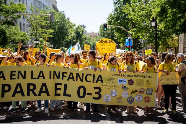 Demonstration for Early Childhood Education in Madrid Demonstrators carry a banner with the slogan Todo comienza en la infancia Dignidad para el 0 3 during a demonstration of early childhood education teachers on May 23, 2026, in Madrid Spain Early Childhood Education professionals from all over Spain march in Madrid to denounce the precariousness affecting the workforce and the quality of the education system and to demand a structural and urgent change in the first cycle of Early Childhood Education 0 3 years 23 MAY 2026 DEMONSTRATION PUBLIC EDUCATION Madrid Madrid Spain  Copyright: xGabrielxLuengasx 7544228