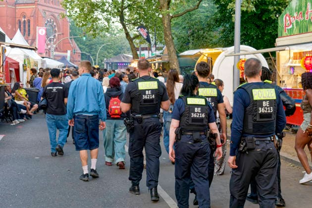 Karneval der Kulturen 2026, Event, Strassenfest, Blücherplatz, Multikulti, Berlin-Kreuzberg, Polizei beim Karneval der Kulturen 2026, Event, Strassenfest , Blücherplatz , Multikulti, Polizeieinsatz, Sicherheit, ,Security, Berlin-Kreuzberg, *** Karneval der Kulturen 2026, event, street party, Blücherplatz, multiculturalism, Berlin Kreuzberg, police at Karneval der Kulturen 2026, event, street party, Blücherplatz, multiculturalism, police operation, safety, security, Berlin Kreuzberg,
