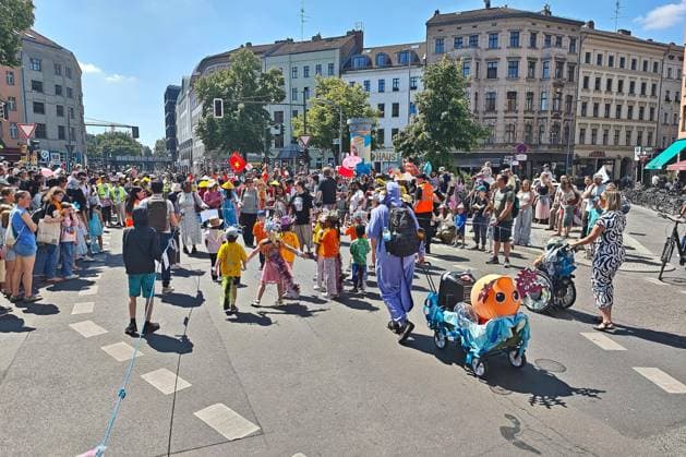 Berlin, Deutschland, 23.05.2026: Kreuzberg: 30. Kinderkarneval der Kulturen: Der Kinderkarneval wird jedes Jahr mit einem Kostümumzug und Kinderkarnevalsfest gefeiert. *** Berlin, Germany, 23 05 2026 Kreuzberg 30 Childrens Carnival of Cultures The childrens carnival is celebrated every year with a costume parade and childrens carnival festival Copyright: xdtsxNachrichtenagenturx dts_120042