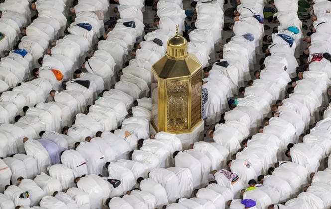Muslim worshippers perform dawn prayer at Grand Mosque ahead of Hajj Muslim worshippers perform the dawn prayer around the Kaaba, Islam’s holiest shrine, at the Grand Mosque complex in the holy city of Mecca, Saudi Arabia, on May 23, 2026, ahead of the annual Hajj pilgrimage. Photo by SPA Saudi Pess Agency Mecca Mecca Saudi Arabia 230526_Saudi_Arabia_SPA_00(15) Copyright: xSPAxSaudixPessxAgencyxSaudixPressxAgencyx xapaimagesx