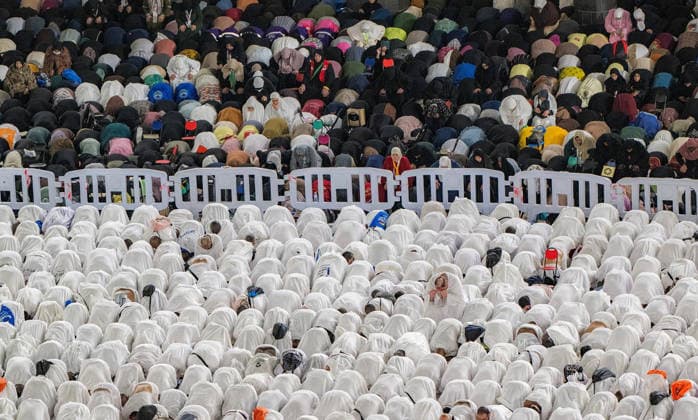 Muslim worshippers perform dawn prayer at Grand Mosque ahead of Hajj Muslim worshippers perform the dawn prayer around the Kaaba, Islam’s holiest shrine, at the Grand Mosque complex in the holy city of Mecca, Saudi Arabia, on May 23, 2026, ahead of the annual Hajj pilgrimage. Photo by SPA Saudi Pess Agency Mecca Mecca Saudi Arabia 230526_Saudi_Arabia_SPA_00(19) Copyright: xSPAxSaudixPessxAgencyxSaudixPressxAgencyx xapaimagesx