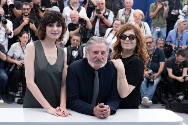 Cannes L Objet du Delit Photocall LZ Claire Chust, Daniel Auteuil,Agnes Jaoui attending the photocall of L Objet du Delit during the 79th Cannes International Film Festival in Cannes, France on May 23, 2026, the film selected in the Official Competition. Photo by Laurent Zabulon ABACAPRESS.COM  Copyright: xZabulonxLaurentx