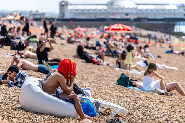 May 23, 2026, Brighton, UK: London, UK. Sun seekers enjoy the hot sun on Brighton Beach, East Sussex today as weather forecasters issue Amber weather warnings for high temperatures this Bank Holiday weekend. The Met Office has predicted a mini heatwave for the May Bank Holiday and school half term with temperatures expected to hit over 32c in London and the South East this week, possibly making it the hottest May on record. Brighton UK  - ZUMAl94_ 20260523_zaf_l94_010 Copyright: xAlexxLentatix