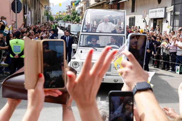 Visit of Pope Leo XIV to Acerra Along the streets of Acerra, near Naples, crowds of worshippers gathered to greet Pope Leo XIV as he passed through the town in the popemobile. Thousands of faithful lined the streets waving flags, applauding, and praying during the Pope™s pastoral visit, transforming the town into a moment of collective celebration and devotion.A deeply symbolic event marked by strong public participation and religious fervour. Acerra May 23, 2026. _BPH0167 Copyright: xAntonioxBalascox