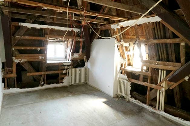 CNTV NEUWERK- Aussenansicht Innen Sanierung Raum Zimmer auf der Insel Neuwerk anlaesslich der Turmsanierung 22.05.2026- Seit 1310 praegt der denkmalgeschuetzte Wehr und Leuchtturm Neuwerk als ältester Profanbau Hamburgs und aeltester Leuchtturm an der deutschen Nordseekueste die Insel. Dieses einzigartige Bauwerk wird nun für rund 22 Mio. Euro umfassend saniert Hamburg Deutschland *** CNTV NEUWERK exterior view interior refurbishment room room on the island of Neuwerk on the occasion of the tower refurbishment 22 05 2026 Since 1310, the listed weir and lighthouse Neuwerk has been dominating the island as the oldest secular building in Hamburg and the oldest lighthouse on the German North Sea coast This unique building is now being extensi