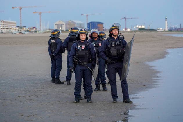 May 23, 2026, Dunkirk, Nord, France: Dunkirk, France. Riot control police (CRS) gather as migrants board an inflatable boat at the beach at Dunkirk, while attempting to cross the English Channel. More than 200,000 migrants have crossed the Channel in small boats since 2018. Dunkirk France  - ZUMAl94_ 20260523_zaf_l94_026 Copyright: xIoannisxAlexopoulosx