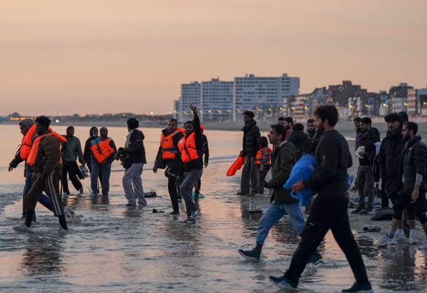 May 23, 2026, Dunkirk, Nord, France: Dunkirk, France. Migrants, most wearing life jackets, wait to board an inflatable boat at the beach at Dunkirk, while attempting to cross the English Channel. More than 200,000 migrants have crossed the Channel in small boats since 2018. Dunkirk France  - ZUMAl94_ 20260523_zaf_l94_028 Copyright: xIoannisxAlexopoulosx