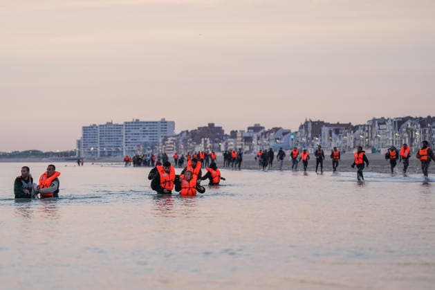 May 23, 2026, Dunkirk, Nord, France: Dunkirk, France. Migrants in life jackets wait to board an inflatable boat at the beach at Dunkirk, while attempting to cross the English Channel. More than 200,000 migrants have crossed the Channel in small boats since 2018. Dunkirk France  - ZUMAl94_ 20260523_zaf_l94_032 Copyright: xIoannisxAlexopoulosx