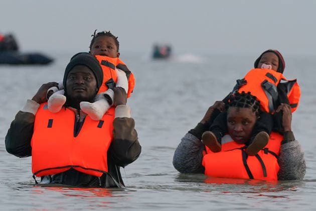 May 23, 2026, Dunkirk, Nord, France: Dunkirk, France. A family of migrants in the sea after failing to board an inflatable boat at the beach at Dunkirk, while attempting to cross the English Channel. More than 200,000 migrants have crossed the Channel in small boats since 2018. Dunkirk France  - ZUMAl94_ 20260523_zaf_l94_039 Copyright: xIoannisxAlexopoulosx