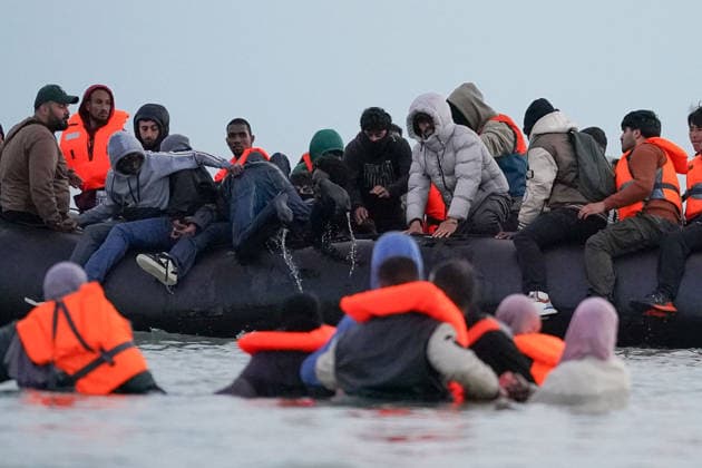 May 23, 2026, Dunkirk, Nord, France: Dunkirk, France. Migrants board an inflatable boat at the beach at Dunkirk, while attempting to cross the English Channel. More than 200,000 migrants have crossed the Channel in small boats since 2018. Dunkirk France  - ZUMAl94_ 20260523_zaf_l94_052 Copyright: xIoannisxAlexopoulosx