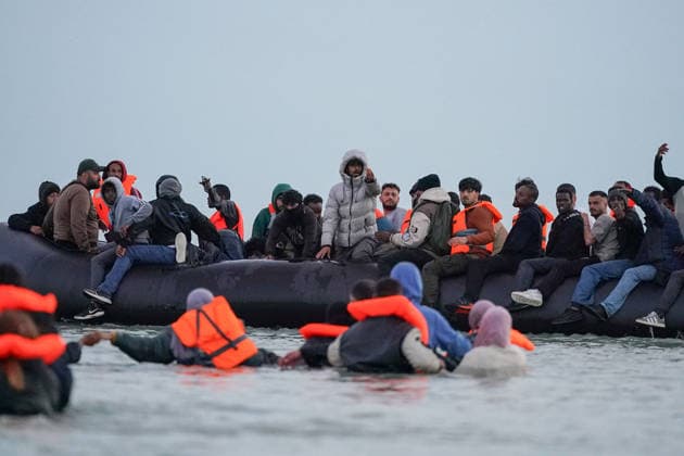 May 23, 2026, Dunkirk, Nord, France: Dunkirk, France. Migrants board an inflatable boat at the beach at Dunkirk, while attempting to cross the English Channel. More than 200,000 migrants have crossed the Channel in small boats since 2018. Dunkirk France  - ZUMAl94_ 20260523_zaf_l94_055 Copyright: xIoannisxAlexopoulosx
