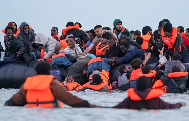 May 23, 2026, Dunkirk, Nord, France: Dunkirk, France. Migrants board an inflatable boat at the beach at Dunkirk, while attempting to cross the English Channel. More than 200,000 migrants have crossed the Channel in small boats since 2018. Dunkirk France  - ZUMAl94_ 20260523_zaf_l94_061 Copyright: xIoannisxAlexopoulosx
