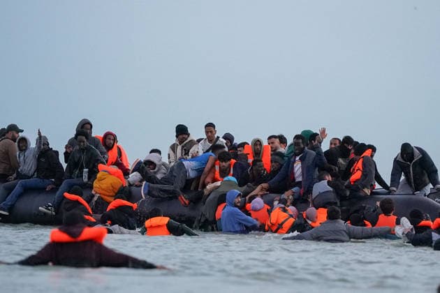 May 23, 2026, Dunkirk, Nord, France: Dunkirk, France. Migrants board an inflatable boat at the beach at Dunkirk, while attempting to cross the English Channel. More than 200,000 migrants have crossed the Channel in small boats since 2018. Dunkirk France  - ZUMAl94_ 20260523_zaf_l94_063 Copyright: xIoannisxAlexopoulosx