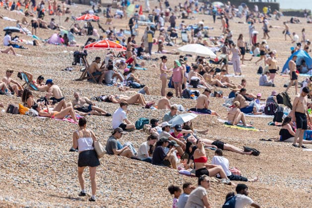 May 23, 2026, Brighton, UK: London, UK. Sun seekers enjoy the hot sun on Brighton Beach, East Sussex today as weather forecasters issue Amber weather warnings for high temperatures this Bank Holiday weekend. The Met Office has predicted a mini heatwave for the May Bank Holiday and school half term with temperatures expected to hit over 32c in London and the South East this week, possibly making it the hottest May on record. Brighton UK  - ZUMAl94_ 20260523_zaf_l94_075 Copyright: xAlexxLentatix
