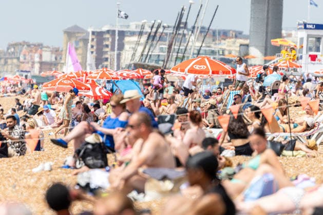 May 23, 2026, Brighton, UK: London, UK. Sun seekers enjoy the hot sun on Brighton Beach, East Sussex today as weather forecasters issue Amber weather warnings for high temperatures this Bank Holiday weekend. The Met Office has predicted a mini heatwave for the May Bank Holiday and school half term with temperatures expected to hit over 32c in London and the South East this week, possibly making it the hottest May on record. Brighton UK  - ZUMAl94_ 20260523_zaf_l94_077 Copyright: xAlexxLentatix