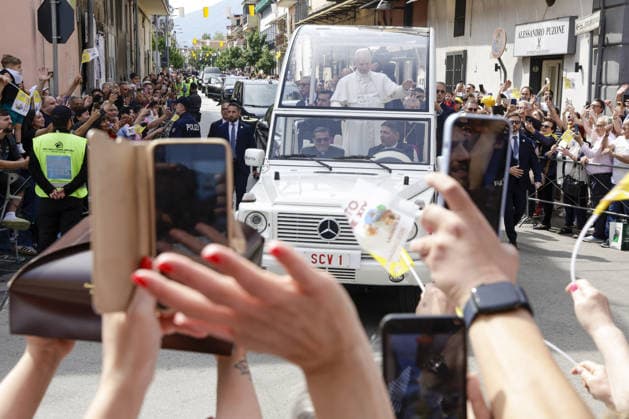 News - Visit of Pope Leo XIV to Acerra Along the streets of Acerra, near Naples, crowds of worshippers gathered to greet Pope Leo XIV as he passed through the town in the popemobile. Thousands of faithful lined the streets waving flags, applauding, and praying during the Pope s pastoral visit, transforming the town into a moment of collective celebration and devotion.A deeply symbolic event marked by strong public participation and religious fervour. Acerra May 23, 2026. Napoli Acerra Italy Copyright: xAntonioxBalascox xLiveMediax LPN_2467983