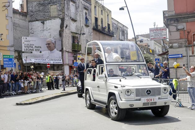 IPA84996340 - Along the streets of Acerra, near Naples, crowds of worshippers gathered to greet Pope Leo XIV as he passed through the town in the popemobile. Thousands of faithful lined the streets waving flags, applauding, and praying during the Pope s pastoral visit, transforming the town into a moment of collective celebration and devotion.A deeply symbolic event marked by strong public participation and religious fervor. Acerra May 23, 2026.  Copyright: xAntonioxBalasco LiveMediax xAntonioxBalasco LiveMediax 84996340