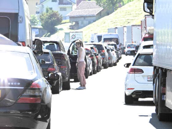 23.05.2026 Schweiz Kanton Uri. Bild. Pfingststau auf der Gotthardautobahn. *** 23 05 2026 Switzerland Canton Uri Image Whitsun traffic jam on the Gotthard highway 