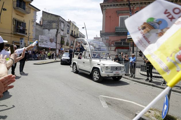 IPA84996360 - Along the streets of Acerra, near Naples, crowds of worshippers gathered to greet Pope Leo XIV as he passed through the town in the popemobile. Thousands of faithful lined the streets waving flags, applauding, and praying during the Pope s pastoral visit, transforming the town into a moment of collective celebration and devotion.A deeply symbolic event marked by strong public participation and religious fervor. Acerra May 23, 2026.  Copyright: xAntonioxBalasco LiveMediax xAntonioxBalasco LiveMediax 84996360