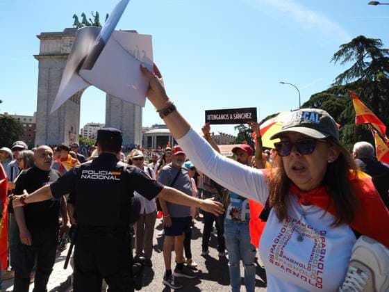 May 23, 2026, Madrid, Madrid, Spain: MADRID, SPAIN - MAY 23: Thousands of people gather at Plaza de ColoÂ³n, blocking and marching along the main avenues of the Spanish capital toward the Moncloa Arch, demanding the resignation of Spain s Prime Minister Pedro SoÂ¡nchez. Madrid Spain  - ZUMAh199 20260523_zip_h199_011 Copyright: xAaronxHerediax