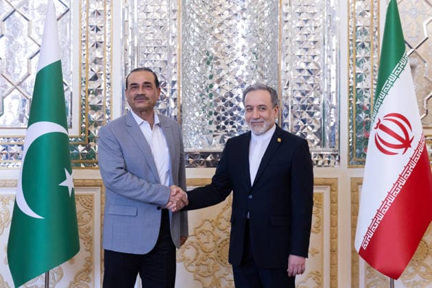May 23, 2026, Tehran, Iran: Pakistan™s Chief of defence forces Asim Munir and Iran™s Foreign Minister Abbas Araghchi are seen shaking hands during their meeting in Tehran Tehran Iran  - ZUMAs197 20260523_aaa_s197_179 Copyright: xFoadxAshtarix