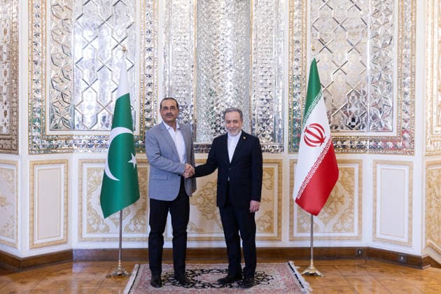 May 23, 2026, Tehran, Iran: Pakistan™s Chief of defence forces Asim Munir and Iran™s Foreign Minister Abbas Araghchi are seen shaking hands during their meeting in Tehran Tehran Iran  - ZUMAs197 20260523_aaa_s197_180 Copyright: xFoadxAshtarix