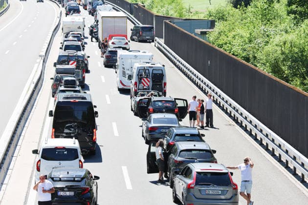 23.05.2026 Schweiz Kanton Uri Stau.. Bild. Pfingststau auf der Gotthardautobahn. Personen stehen auf der Autobahn. *** 23 05 2026 Switzerland Canton Uri Traffic jam Picture traffic jam on the Gotthard highway People standing on the highway 