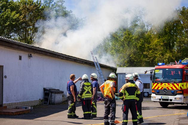 Feuer in Schützenverein in Messel ausgebrochen Am 23.05.2026 brannte auf dem Gelände des Schützenclubs Wildpark bei Messel ein Teil der Schießbahn sowie ein Gebäude. Die Feuerwehr teilte mit, dass niemand verletzt wurde. Der Alarm ging um 12:15 Uhr ein, rund 60 Einsatzkräfte aus mehreren Gemeinden waren vor Ort. Bei den Löscharbeiten kam es zu Explosionen, die zunächst für Munitionsdetonationen gehalten wurden; später stellte sich heraus, dass geplatzte Eternitplatten in der Dachkonstruktion die Ursache waren. Zur Brandursache lagen zunächst keine gesicherten Angaben vor, die Polizei ermittelt. Die Hitze machte den Einsatzkräften zu schaffen und sorgte für einen hohen Kräfteansatz. Messel Hessen Deutschland *** Fire breaks ou