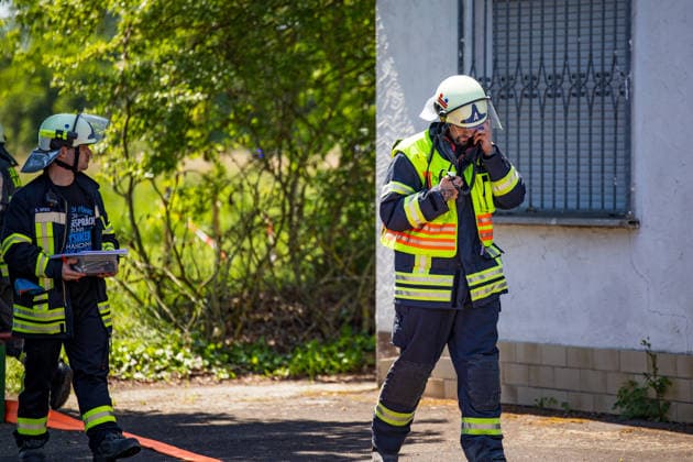 Feuer in Schützenverein in Messel ausgebrochen Am 23.05.2026 brannte auf dem Gelände des Schützenclubs Wildpark bei Messel ein Teil der Schießbahn sowie ein Gebäude. Die Feuerwehr teilte mit, dass niemand verletzt wurde. Der Alarm ging um 12:15 Uhr ein, rund 60 Einsatzkräfte aus mehreren Gemeinden waren vor Ort. Bei den Löscharbeiten kam es zu Explosionen, die zunächst für Munitionsdetonationen gehalten wurden; später stellte sich heraus, dass geplatzte Eternitplatten in der Dachkonstruktion die Ursache waren. Zur Brandursache lagen zunächst keine gesicherten Angaben vor, die Polizei ermittelt. Die Hitze machte den Einsatzkräften zu schaffen und sorgte für einen hohen Kräfteansatz. Messel Hessen Deutschland *** Fire breaks ou