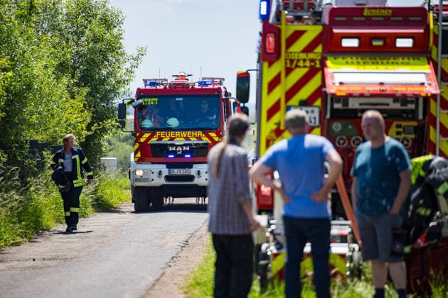 Feuer in Schützenverein in Messel ausgebrochen Am 23.05.2026 brannte auf dem Gelände des Schützenclubs Wildpark bei Messel ein Teil der Schießbahn sowie ein Gebäude. Die Feuerwehr teilte mit, dass niemand verletzt wurde. Der Alarm ging um 12:15 Uhr ein, rund 60 Einsatzkräfte aus mehreren Gemeinden waren vor Ort. Bei den Löscharbeiten kam es zu Explosionen, die zunächst für Munitionsdetonationen gehalten wurden; später stellte sich heraus, dass geplatzte Eternitplatten in der Dachkonstruktion die Ursache waren. Zur Brandursache lagen zunächst keine gesicherten Angaben vor, die Polizei ermittelt. Die Hitze machte den Einsatzkräften zu schaffen und sorgte für einen hohen Kräfteansatz. Messel Hessen Deutschland *** Fire breaks ou