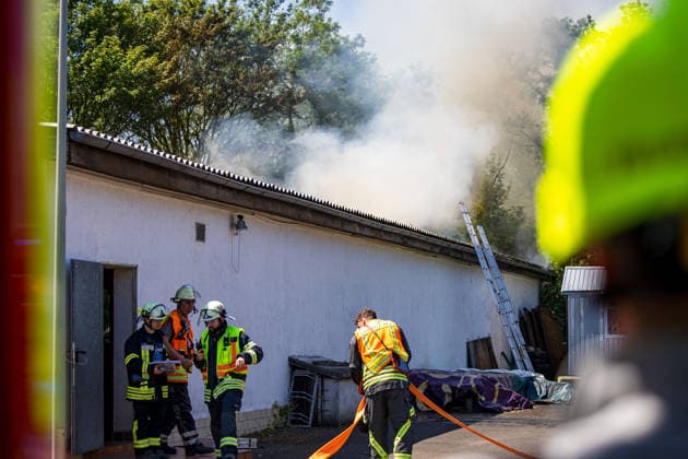 Feuer in Schützenverein in Messel ausgebrochen Am 23.05.2026 brannte auf dem Gelände des Schützenclubs Wildpark bei Messel ein Teil der Schießbahn sowie ein Gebäude. Die Feuerwehr teilte mit, dass niemand verletzt wurde. Der Alarm ging um 12:15 Uhr ein, rund 60 Einsatzkräfte aus mehreren Gemeinden waren vor Ort. Bei den Löscharbeiten kam es zu Explosionen, die zunächst für Munitionsdetonationen gehalten wurden; später stellte sich heraus, dass geplatzte Eternitplatten in der Dachkonstruktion die Ursache waren. Zur Brandursache lagen zunächst keine gesicherten Angaben vor, die Polizei ermittelt. Die Hitze machte den Einsatzkräften zu schaffen und sorgte für einen hohen Kräfteansatz. Messel Hessen Deutschland *** Fire breaks ou