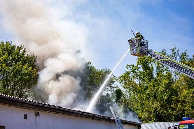 Feuer in Schützenverein in Messel ausgebrochen Am 23.05.2026 brannte auf dem Gelände des Schützenclubs Wildpark bei Messel ein Teil der Schießbahn sowie ein Gebäude. Die Feuerwehr teilte mit, dass niemand verletzt wurde. Der Alarm ging um 12:15 Uhr ein, rund 60 Einsatzkräfte aus mehreren Gemeinden waren vor Ort. Bei den Löscharbeiten kam es zu Explosionen, die zunächst für Munitionsdetonationen gehalten wurden; später stellte sich heraus, dass geplatzte Eternitplatten in der Dachkonstruktion die Ursache waren. Zur Brandursache lagen zunächst keine gesicherten Angaben vor, die Polizei ermittelt. Die Hitze machte den Einsatzkräften zu schaffen und sorgte für einen hohen Kräfteansatz. Messel Hessen Deutschland *** Fire breaks ou