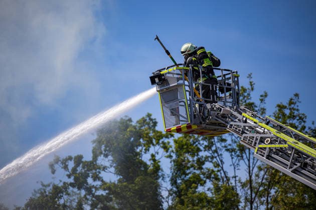 Feuer in Schützenverein in Messel ausgebrochen Am 23.05.2026 brannte auf dem Gelände des Schützenclubs Wildpark bei Messel ein Teil der Schießbahn sowie ein Gebäude. Die Feuerwehr teilte mit, dass niemand verletzt wurde. Der Alarm ging um 12:15 Uhr ein, rund 60 Einsatzkräfte aus mehreren Gemeinden waren vor Ort. Bei den Löscharbeiten kam es zu Explosionen, die zunächst für Munitionsdetonationen gehalten wurden; später stellte sich heraus, dass geplatzte Eternitplatten in der Dachkonstruktion die Ursache waren. Zur Brandursache lagen zunächst keine gesicherten Angaben vor, die Polizei ermittelt. Die Hitze machte den Einsatzkräften zu schaffen und sorgte für einen hohen Kräfteansatz. Messel Hessen Deutschland *** Fire breaks ou