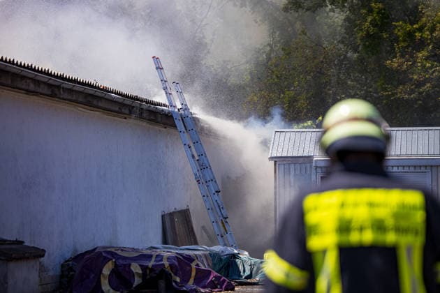 Feuer in Schützenverein in Messel ausgebrochen Am 23.05.2026 brannte auf dem Gelände des Schützenclubs Wildpark bei Messel ein Teil der Schießbahn sowie ein Gebäude. Die Feuerwehr teilte mit, dass niemand verletzt wurde. Der Alarm ging um 12:15 Uhr ein, rund 60 Einsatzkräfte aus mehreren Gemeinden waren vor Ort. Bei den Löscharbeiten kam es zu Explosionen, die zunächst für Munitionsdetonationen gehalten wurden; später stellte sich heraus, dass geplatzte Eternitplatten in der Dachkonstruktion die Ursache waren. Zur Brandursache lagen zunächst keine gesicherten Angaben vor, die Polizei ermittelt. Die Hitze machte den Einsatzkräften zu schaffen und sorgte für einen hohen Kräfteansatz. Messel Hessen Deutschland *** Fire breaks ou