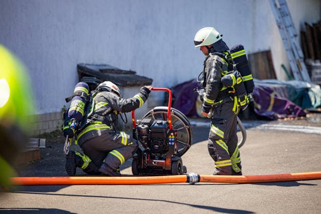 Feuer in Schützenverein in Messel ausgebrochen Am 23.05.2026 brannte auf dem Gelände des Schützenclubs Wildpark bei Messel ein Teil der Schießbahn sowie ein Gebäude. Die Feuerwehr teilte mit, dass niemand verletzt wurde. Der Alarm ging um 12:15 Uhr ein, rund 60 Einsatzkräfte aus mehreren Gemeinden waren vor Ort. Bei den Löscharbeiten kam es zu Explosionen, die zunächst für Munitionsdetonationen gehalten wurden; später stellte sich heraus, dass geplatzte Eternitplatten in der Dachkonstruktion die Ursache waren. Zur Brandursache lagen zunächst keine gesicherten Angaben vor, die Polizei ermittelt. Die Hitze machte den Einsatzkräften zu schaffen und sorgte für einen hohen Kräfteansatz. Messel Hessen Deutschland *** Fire breaks ou